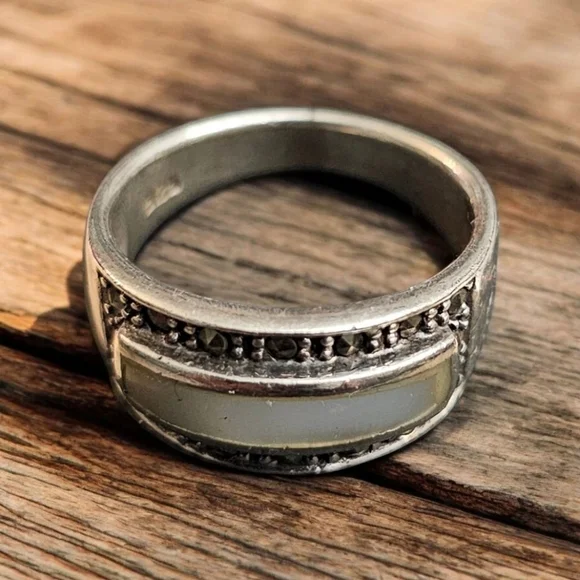 925 Sterling Silver Vintage Real Mother-of-Pearl and Marcasite Gem Ring Size 6 - Picture 1 of 9